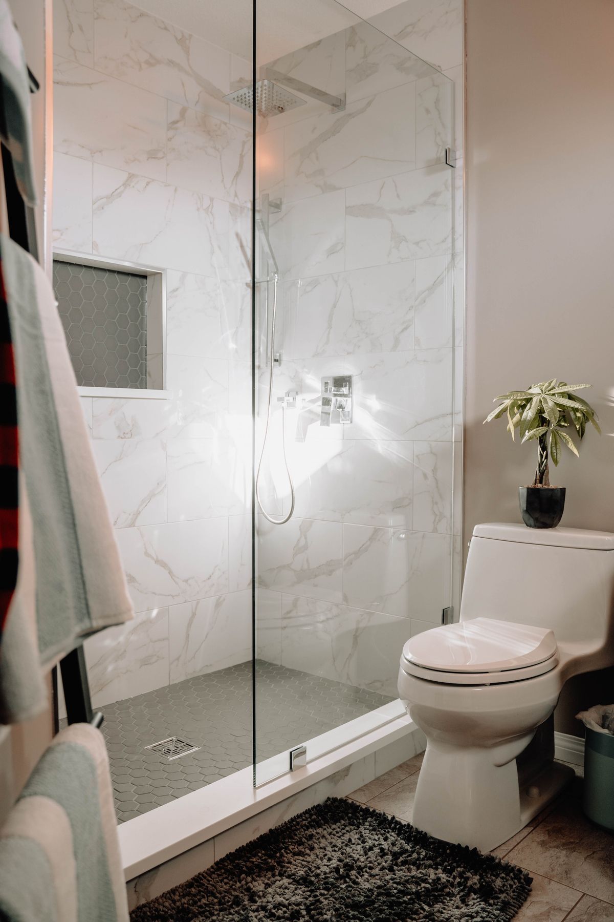 Bathroom wiht large glass shower